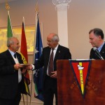 Michele Lucia e Francesco D'Asaro consegnano un ricordo del XXX anniversario a Mimmo Taibi, Presidente del Centro Velico Balestrate